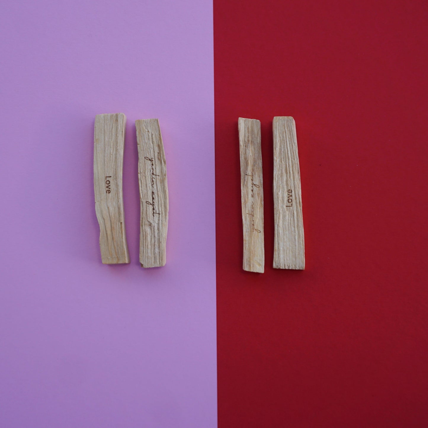 Rosa und roter Hintergrund. Auf jeder Farbe liegen jeweils zwei Palo Santo Sticks mit dem Mantra Love und umgekehrt mit dem yardin zayel Logo.