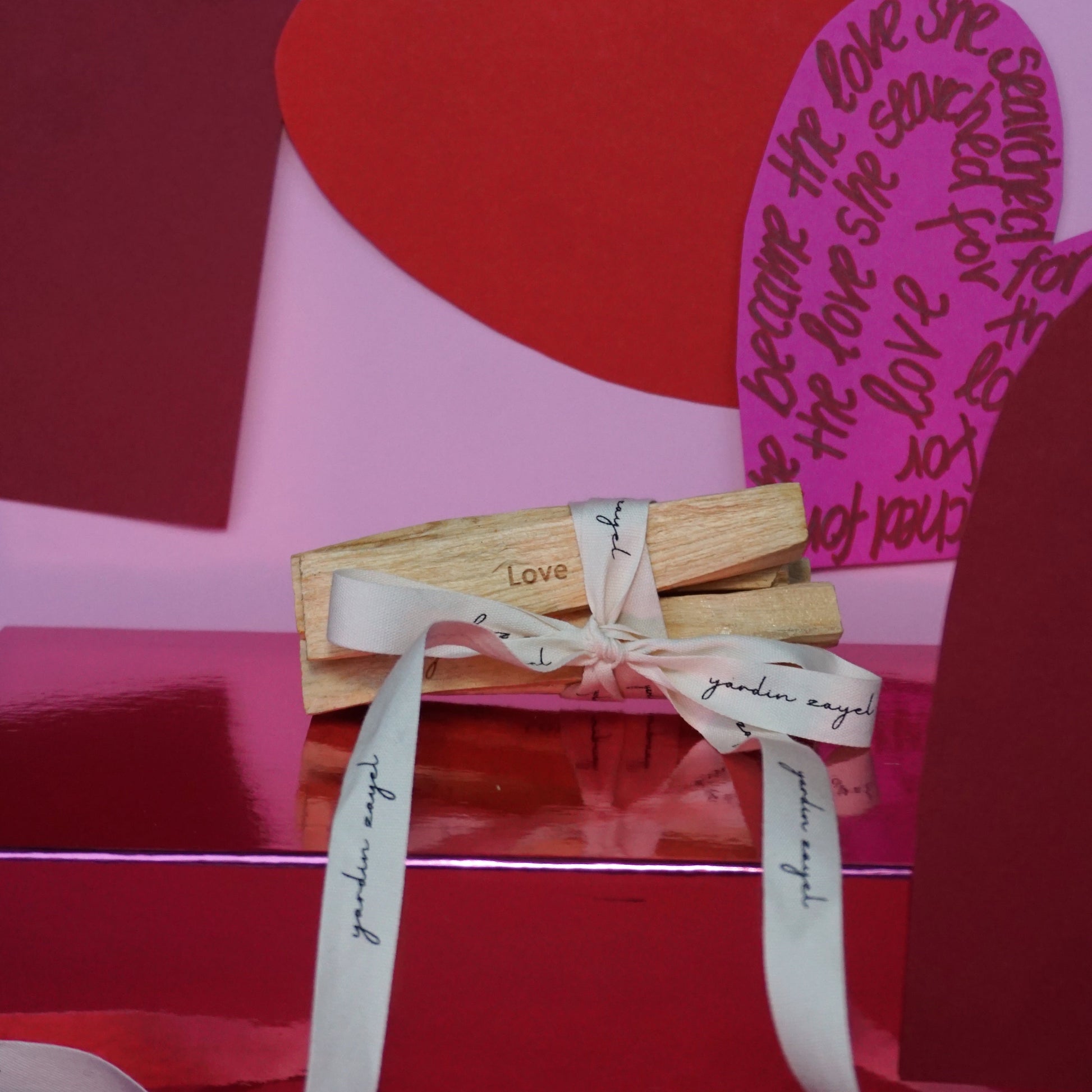 Palo Santo Love Set mit einer Schnur zusammengebunden liegt auf einer rosa roten Kulisse passend zum Valentinstag